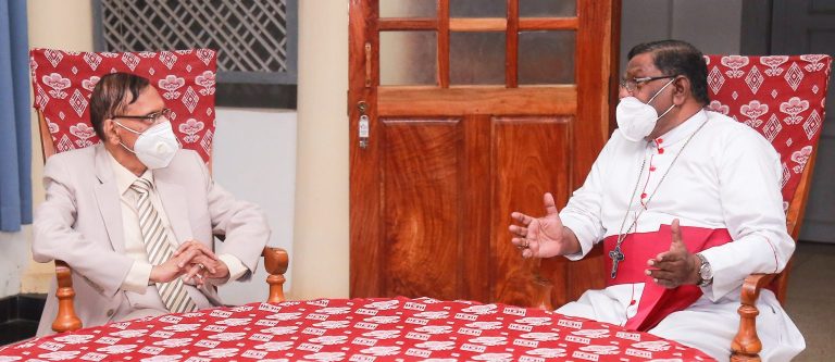 යාපනය රදගුරු ජස්ටින් ඥානප්‍රගාසන් හිමියන් හා අධ්‍යාපන ඇමති අතර සාකච්ඡාවක්