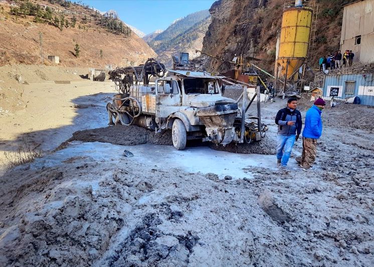 ඉන්දීයාවේ ග්ලැසියර කඩා වැටීමෙන් සිදු වූ මරණ ගණන ඉහළට (ඡායාරූප)