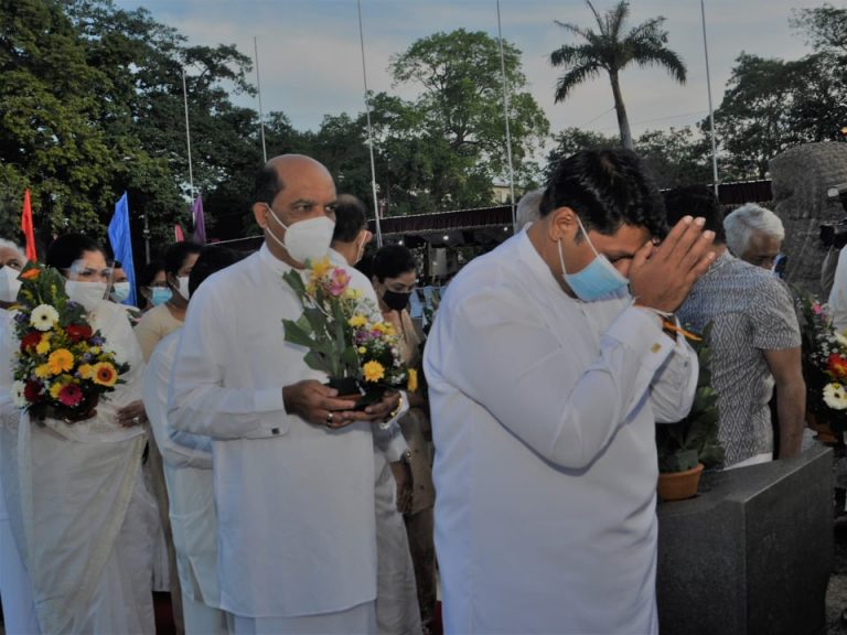එජාප නියෝජ්‍ය නායක ඩී එස් සේනානායක ශ්‍රීමතාණන්ගේ පිළිරුවට පුෂ්පෝහාර දක්වයි