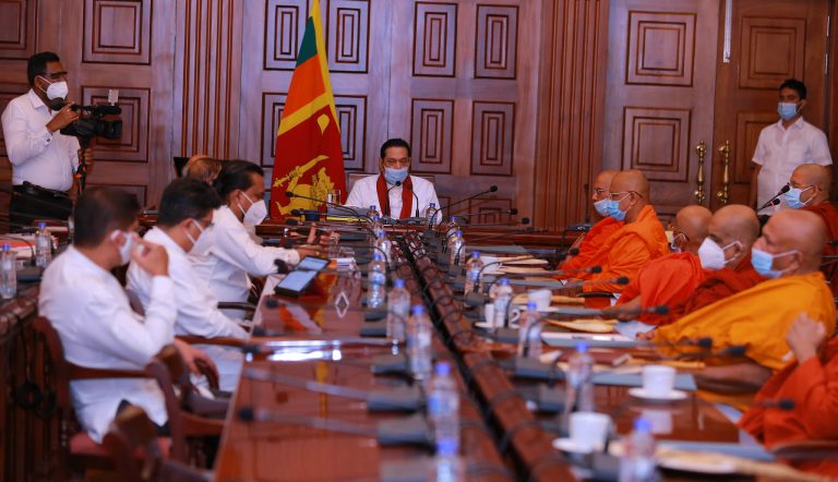 රටට එරෙහි ජිනීවා මානව හිමිකම් යෝජනාවලිය ගැන අගමැති මහා සංඝරත්නයෙන් අදහස් විමසයි (ඡායාරූප)