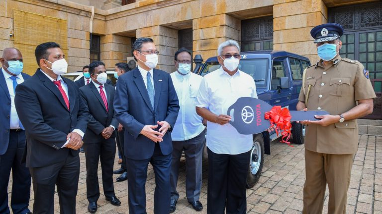 ජපනයෙන් පොලීසියට පරිත්‍යාග කළ වාහන ජනපතිට භාරදෙයි (ඡායාරූප)