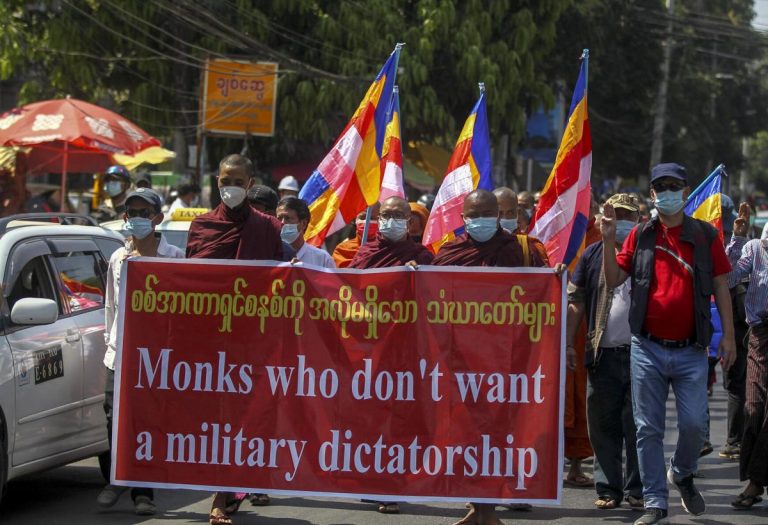 හමුදා පාලනයට එරෙහිව මියන්මාරයේ බෞද්ධ ස්වාමීන් වහන්සේලා විරෝධතාවයක (ඡායාරූප)