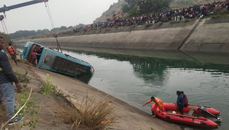 ඉන්දියාවේ බස් රථයක් පෙරළී 37ක් මරුට