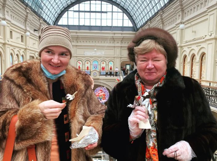 රුසියාවේ කොවිඩ් එන්නත ලබාගත් පසු නොමිලේ අයිස්ක්‍රීම්