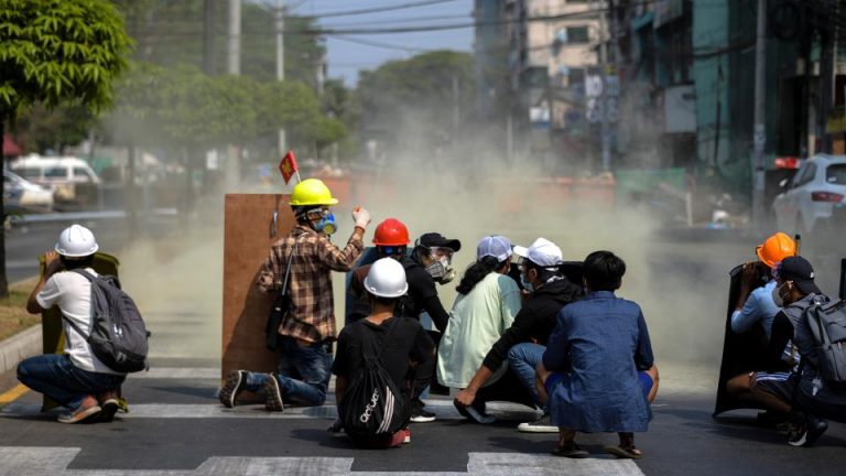 මියන්මාරයේ විරෝධතාකරුවන්ට තවදුරටත් බෝම්බ සහ කදුළු ගෑස් ප්‍රහාර