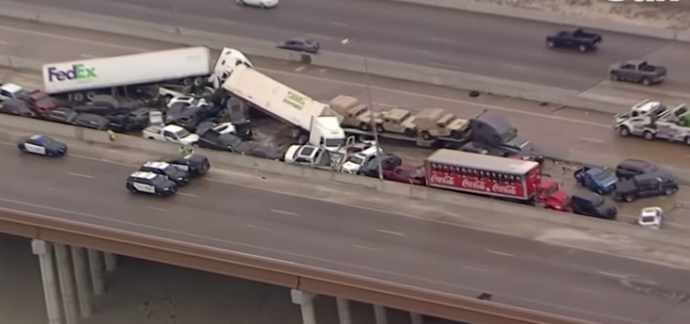 අමෙරිකාවේ වාහන 100ක් අනතුරට : 06 ක් මරුට (ඡායාරූප)