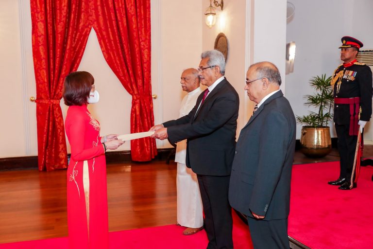 ජනපති වෙත වියට්නාම තානාපතිනිය අක්තපත්‍ර පිළිගන්වයි (ඡායාරූප)