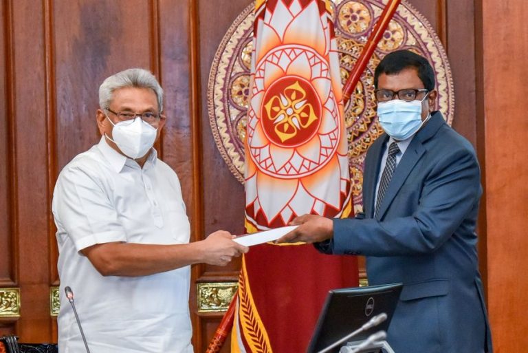 ඝණ අපද්‍රව්‍ය කළමනාකරණය පිළිබඳ විශේෂඥ කමිටු වාර්තාව ජනපති අතට (ඡායාරූප)