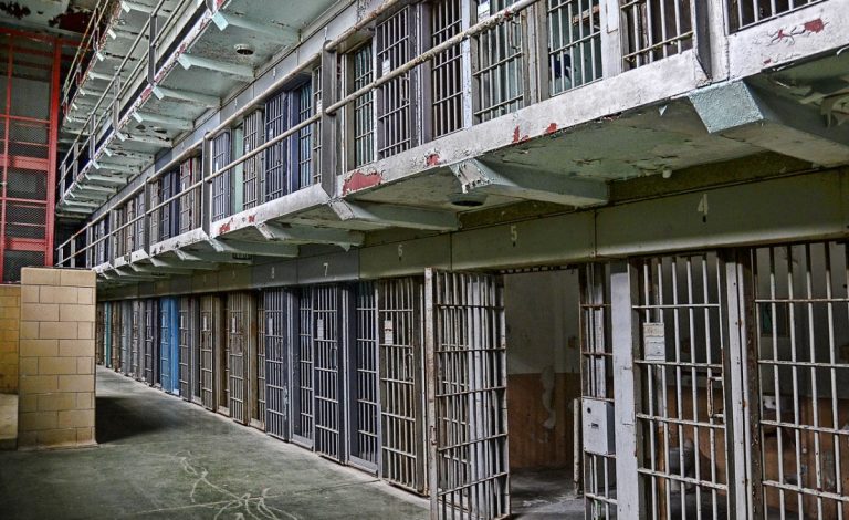 නයිජීරියාවේ බන්ධනාගාරයකින් සිරකරුවන් 1800ක් පැනයයි