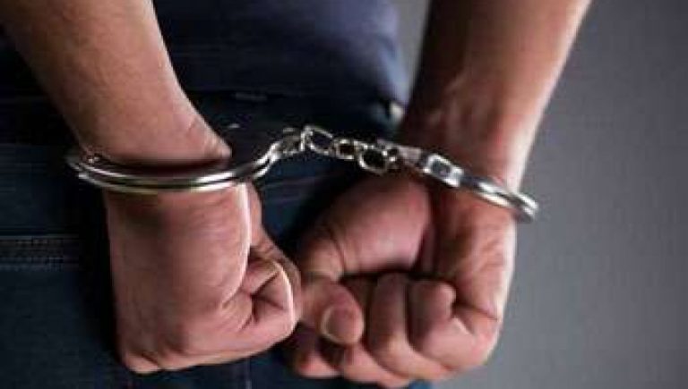 ගිනිඅවි සමග පුද්ගලයින් 4 දෙනෙකු පොලිස් අත්අඩංගුවට ගනී