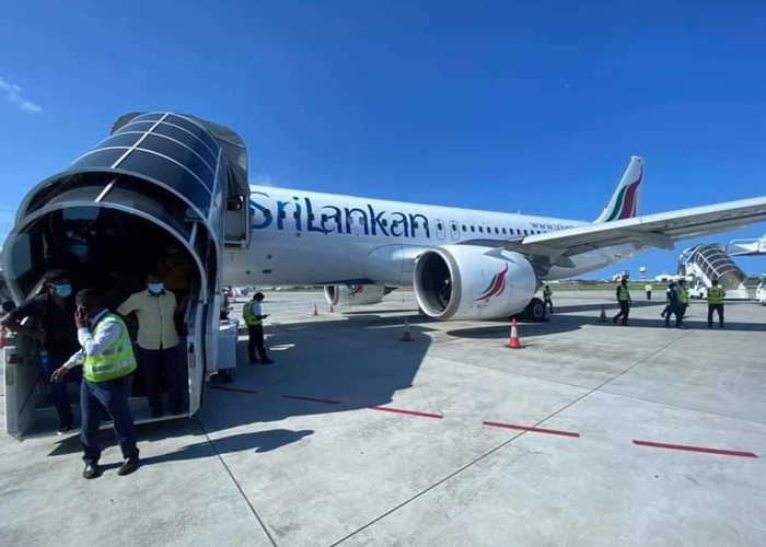 මාලදිවයින් ගුවන්තොටුපළේදී  ශ්‍රීලංකන් ගුවන් යානයක් අනතුරකට