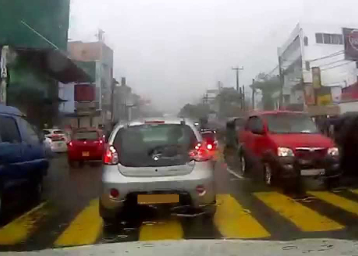 අධික වැසි සමග කොළඹ තැන් කිහිපයක දැඩි රථ වාහන තදබදයක්