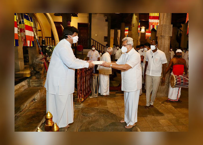 ජනපති දළදා සමිඳු වැඳ ආශීර්වාද ලබාගනී