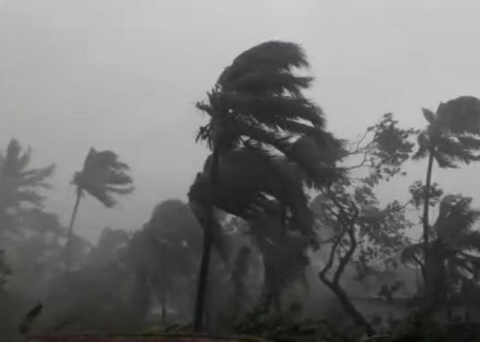 මධ්‍යම කඳුකරයේ බටහිර බෑවුම් ප්‍රදේශවලත් බස්නාහිර සහ දකුණු පළාත්වලට තද සුළං