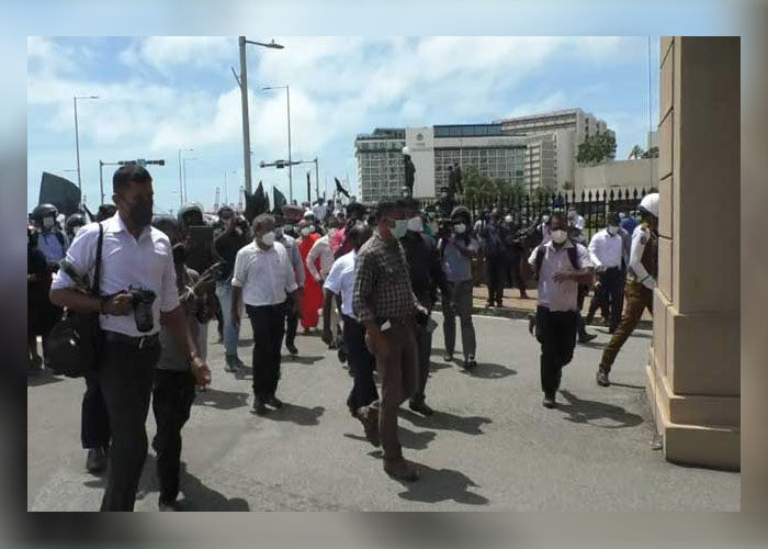ජනාධිපති ලේකම් කාර්යාලය ඉදිරිපිට ගුරු විරෝධතාවයේ යෙදුණු පුද්ගලයින් 42ක් පොලිස් අත්අඩංගුවට
