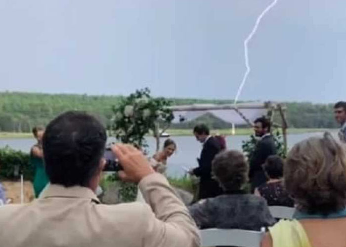 බෝට්ටුවකින් ගඟක් තරණය කර මනාලියගේ නිවසට යන අතරමගදී  මනාලයා ඇතුළු පිරිසකට අකුණු සැර වදී