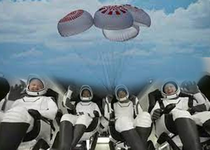 සංචාරකයින් සිවුදෙනෙක් රැගෙන අභ්‍යවකාශගත වූ  යානය යළි  සාර්ථකව පෘථිවියට පැමිණෙයි