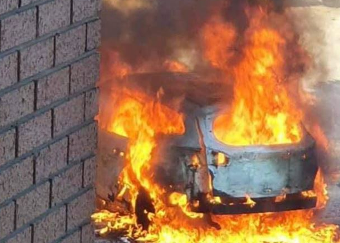 එංගලන්තයේ ලිවර්පූල් හි කාන්තා රෝහලක් ඉදිරිපිට පිපිරීමක්