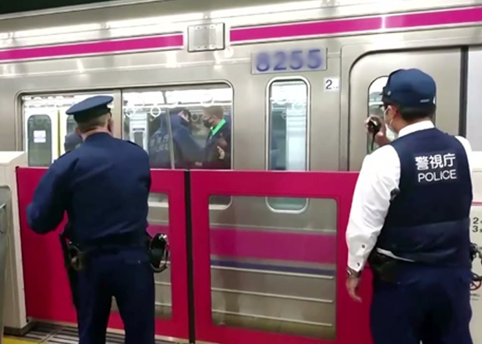 ටෝකියෝ නුවර දුම්රියක් තුළ ප්‍රහාරයක්