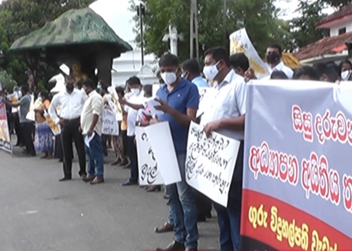පාසැල් ඉදිරිපිට මව්පියන් විරෝධතාවයේ