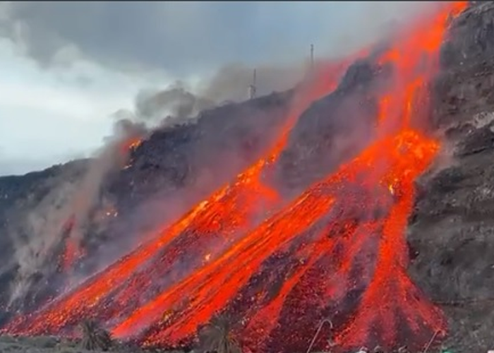 ලා පල්මා දූපතේ ගිනි කන්දේ ලාවා සාගරයට එක් වේ