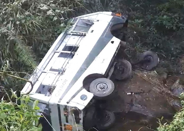 බස් රථයක් අඩි 75ක පමණ ප්‍රපාතයකට පෙරලේ – පුද්ගලයෙක් මරුට