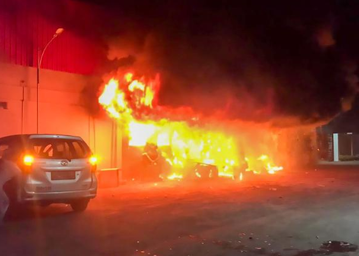 ඉන්දුනීසියාවේ රාත්‍රී සමාජ ශාලාවක ගින්නක් – 19 දෙනෙකු මරුට