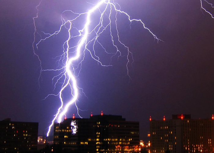 ඉන්දියාවේ වසරකට අකුණු සැර වැදීමෙන් ජීවීත 2500 කට අධික සංඛ්‍යාවක් අහිමි වෙයි