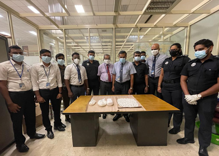 මත්ද්‍රව්‍ය තොගයක් සමඟ විදෙස් කාන්තාවක් අත්අඩංගුවට
