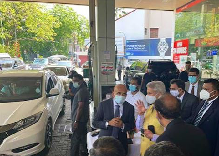 ඉන්දීය විදේශ ඇමැති මෙරට ඉන්ධන පිරවුම් හලක නිරීක්ෂණ චාරිකාවක