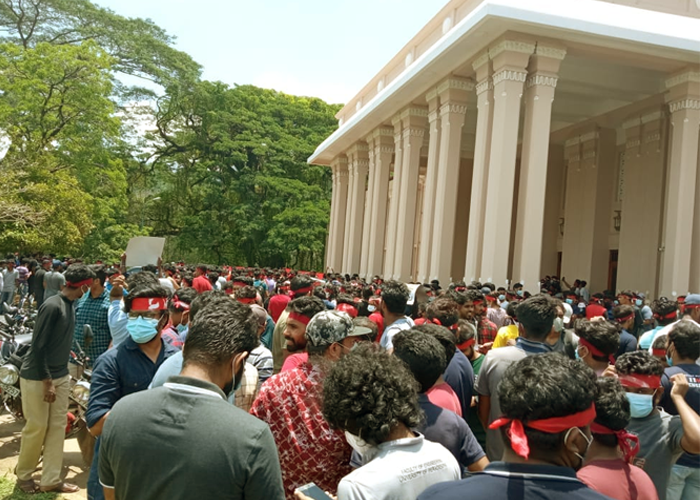 පේරාදෙණියේ විශ්ව විද්‍යාල සිසුන්ට කඳුළු ගෑස් ප්‍රහාරයක්
