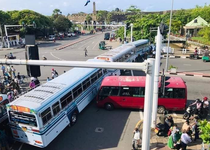 මාර්ග අවහිර කරමින් ප්‍රදේශ කිහිපයක විරෝධතා