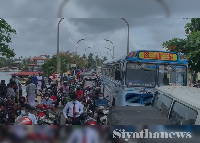 ගාලු කොළඹ මාර්ගය බෙන්තොට පාලම අසලින් අවහිර වෙයි