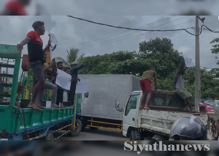 අලුත්ගමින් ගමන් අරඹන පෞද්ගලික බස්  ධාවනයෙන් ඉවත්ව විරෝධතාවයක