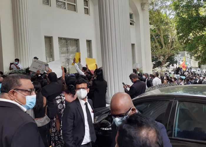 නීතිපති දෙපාර්තමේන්තුව ඉදිරිපිට විරෝධතාවක්