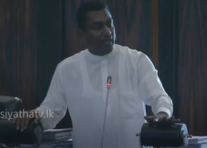 තිස්ස කුට්ටිආරච්චිගේ නිවසට පොලිස් නිලධාරීන් 15ක්?