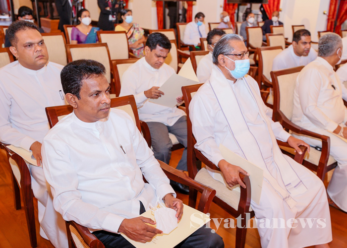 නව කැබිනට් අමාත්‍යවරු 17ක් ජනපති ඉදිරියේ දිවුරුම් දෙයි (ඡායාරූප)