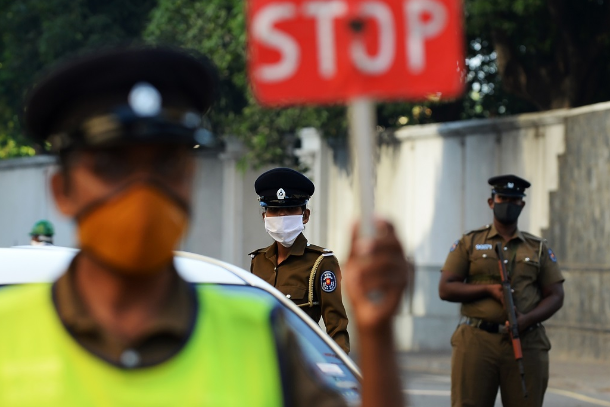 අද රාත්‍රී 8 සිට හෙට අලුයම 5 දක්වා මුළු දිවයිනටම ඇඳිරි නීතිය පනවයි