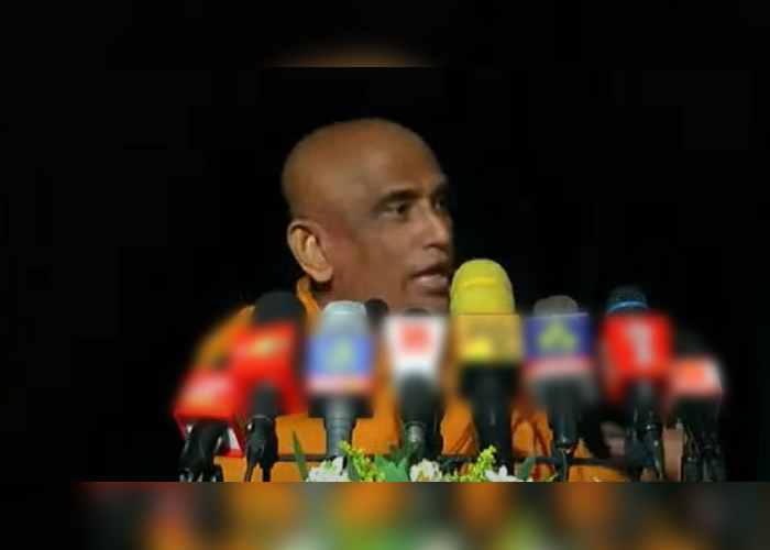 හිටපු ඇමති බැසිල් හිරේ යන්න ඕන. කොහොමද මෙහෙම නිදහසේ ඉන්නේ? රතන හිමි ප්‍රශ්න කරයි