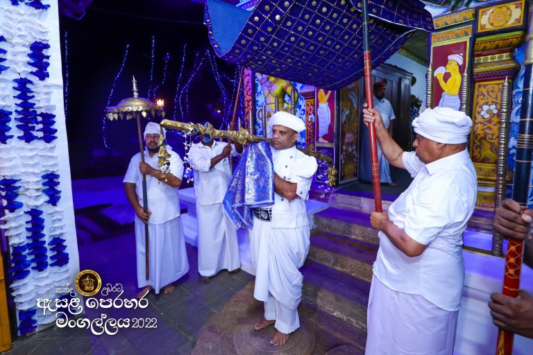 මහනුවර ඇසළ පෙරහර මංගල්‍යයේ පළමු කුඹල් පෙරහැර අද වීදි සංචාරය කරයි