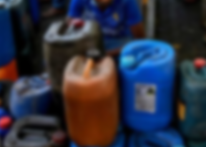 බලපත්‍ර නොමැතිව ඉන්ධන තොගයක් සන්තකයේ තබාගෙන සිටි පුද්ගලයකු විශේෂ කාර්ය බලකා අත්අඩංගුවේ