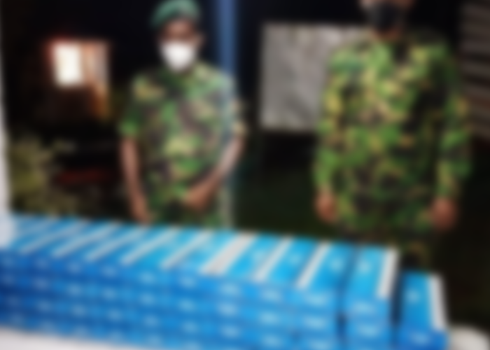 ආනයනය කරන ලද දුම්වැටි, කහ තොගයක් සහ වීදේශිය මත්පැන් බෝතල් සමග පුද්ගලයෙකු අත්අඩංගුවට