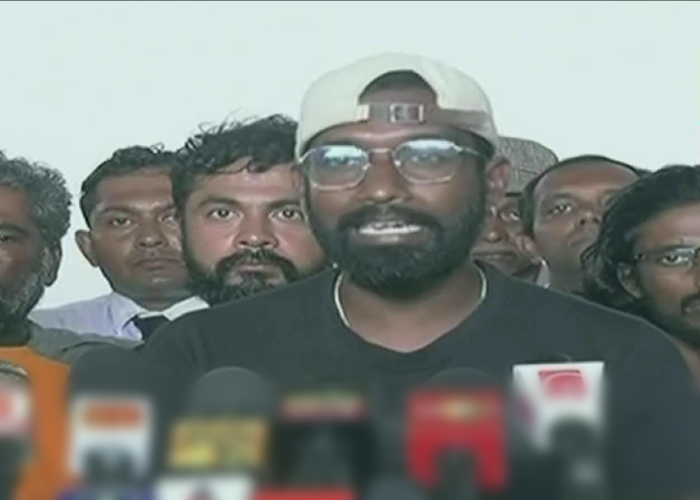 අරගලකරුවන් අත්පත් කරගත් රජයේ පරිශ්‍රවලින් ඉවතට