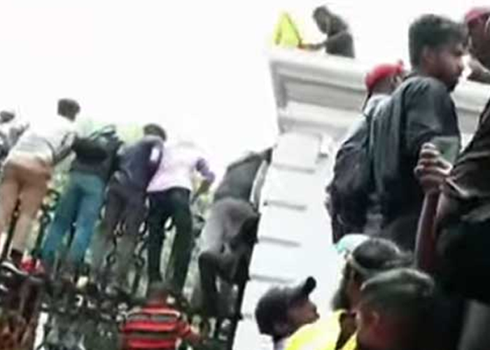විරෝධතාකරුවන් ජනාධිපති මන්දිර පරිශ්‍රයට