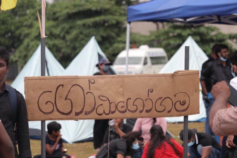 විරෝධතාවයේ නිරතව සිටින පිරිසක් ඊයේ රාත්‍රියේ සිය කූඩාරම් ඉවත් කර ගනි