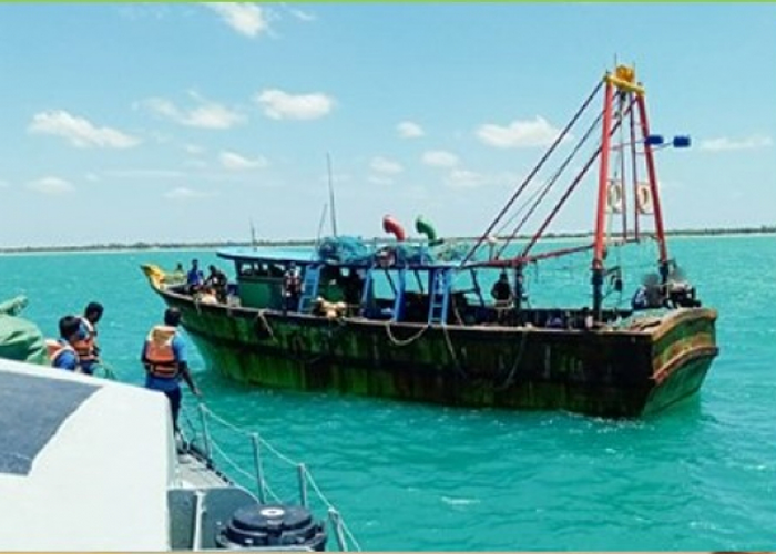 අනවසර ධීවර කර්මාන්තයේ යෙදුණු ඉන්දීය ට්‍රෝලර් යාත්‍රාවක් නාවික හමුදා භාරයට
