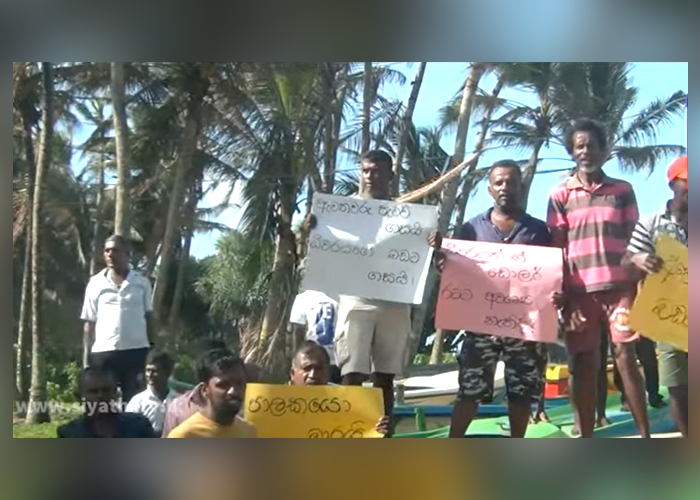 භූමිතෙල් ඉල්ලා ප්‍රදේශ රැසක ධීවරයින් විරෝධතාවයේ