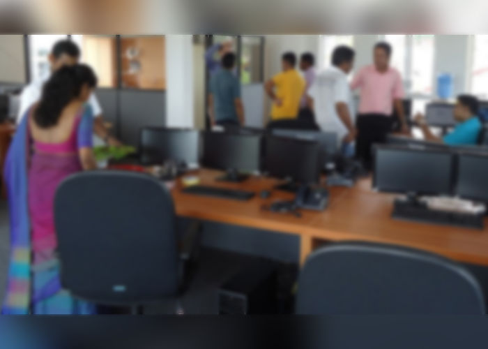 රාජ්‍ය සේවකයින් විශ්‍රාම ගැන්වීමේ වයස් සීමාව අඩු කෙරේ