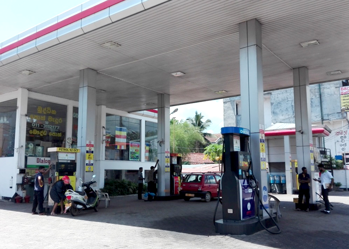 දිනකට පිරවුම්හල් 200ක් වහලා