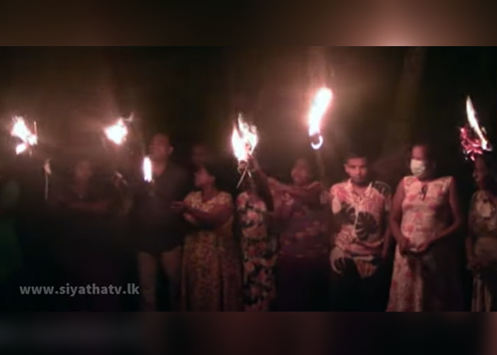 භූමිතෙල් ඉල්ලා බලපිටිය ප්‍රදේශයේ ජනතාව විරෝධතාවයේ